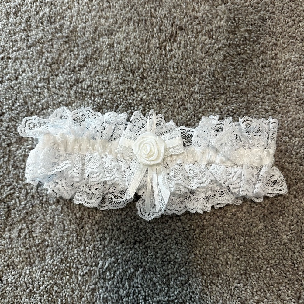 Elegant White Lace Garter with Rose